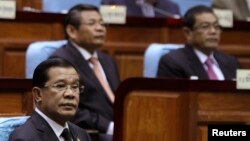 Prime Minister Hun Sen (L) attends a meeting at the National Assembly in central Phnom Penh, file photo. 