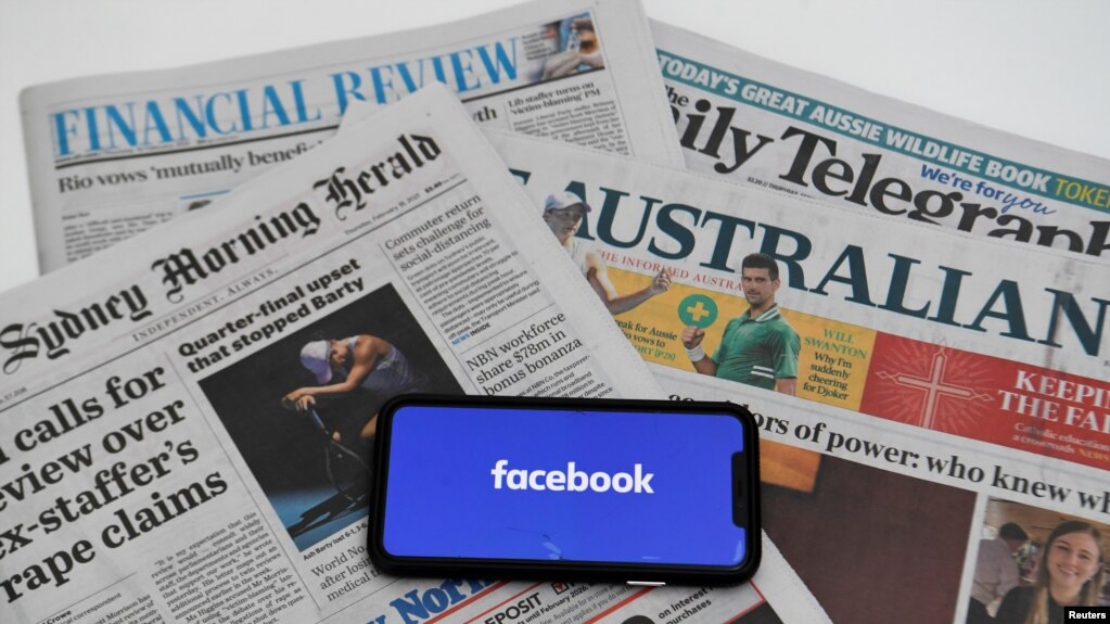 2021年2月18日,在澳大利亚的堪培拉,一个显示“Facebook”标志的手机屏幕和澳大利亚报纸的插图。
