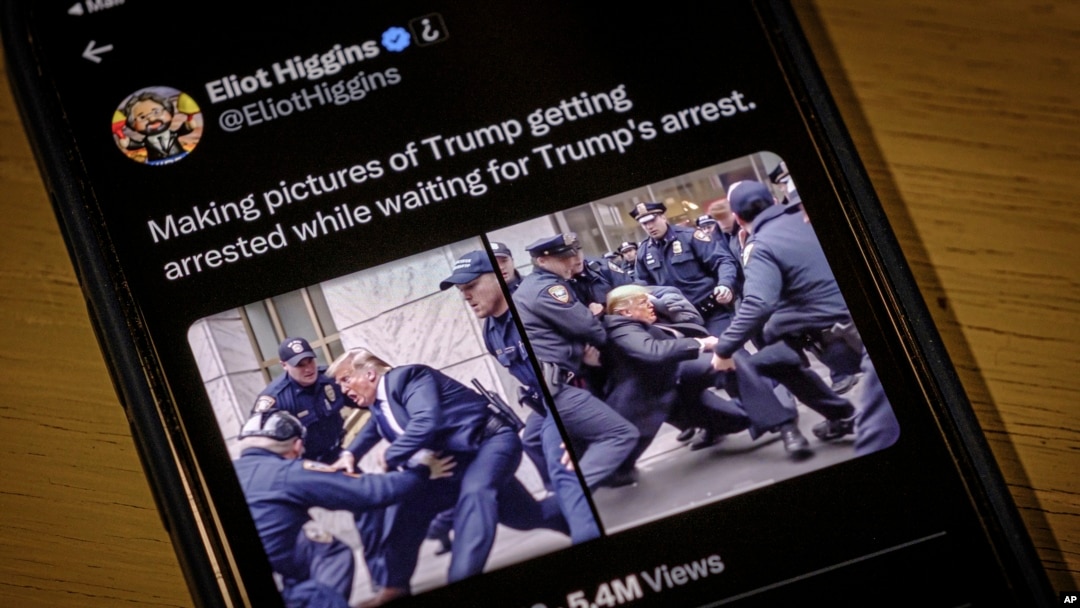 Eliot Higins pomoću vještačke inteligencije stvara slike izmišljenog hapšenja Donalda Trumpa u New Yorku, 23. marta 2023. (Foto: AP/J. David Ake)