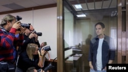 ARCHIVO - El reportero del Wall Street Journal Evan Gershkovich se encuentra dentro de un recinto para acusados antes de una audiencia judicial para considerar una apelación contra su detención preventiva por cargos de espionaje en Moscú, Rusia, el 10 de octubre de 2023. 