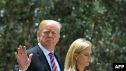 特朗普总统和国土安全部长尼尔森在基韦斯特海军航空站 （2018年4月19日）