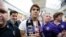 La estrella del fútbol brasileño Kaká (centro), llega al aeropuerto de Orlando, Florida, rodeado por agentes de seguridad.