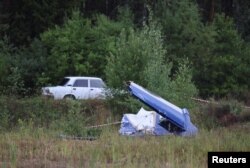 Olupina privatnog aviona povezanog sa šefom plaćenika Wagnera Jevgenijem Prigožinom vidi se u blizini mjesta nesreće u regiji Tver, Rusija, 24. avgusta 2023.