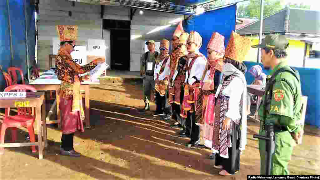 Petugas KPPS TPS 5, Lingkungan Serdang, Kelurahan Way Mengaku, Kecamatan Balik Bukit, Kabupaten Lampung Barat, mengenakan &quot;Sekura Kecah&quot; dari Lampung Barat, Rabu, 17 April 2019. (Foto: Radio Mahameru, Lampung Barat)