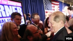 Bob Turner celebra junto a sus partidarios haber ganado por primera vez desde 1923, un distrito de Nueva York que pertenecía a los demócratas.