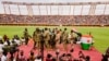 Simpatizantes de la junta militar de Níger participan en un acto en un estadio de la capital, Niamey, el 6 de agosto de 2023.