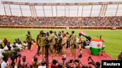 Simpatizantes de la junta militar de Níger participan en un acto en un estadio de la capital, Niamey, el 6 de agosto de 2023.