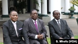 Le président Emmerson Mnangagwa au milieu de ses vice-présidents à la State House, à Harare, le 28 décembre 2017.