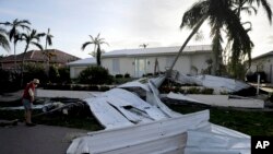 Atap-atap rumah warga berserakan diterbangkan oleh badai Irma di Marco Island, Florida, Senin (11/9). 