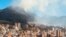 El humo se eleva desde un incendio forestal en una colina en Bogotá, Colombia, el 24 de enero de 2024, en esta captura de pantalla obtenida de un video de las redes sociales.