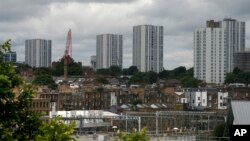 Vista general de los edificios del complejo Chalcots que fueron evacuados el viernes por la noche, por temor a que sean proclives a incendiarse.