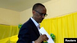 Presiden Rwanda Paul Kagame saat memasukkan surat suaranya di salah satu TPS di ibukota Kigali, 16 September 2013 (Foto: dok). HRW mengutuk Uganda karena memulangkan mantan pengawal Presiden Paul Kagame ke negaranya dengan paksa.