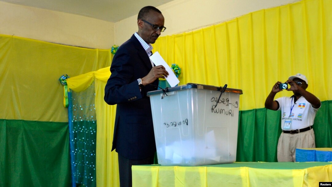 Presiden Rwanda Paul Kagame memasukkan kartu suara di sebuah TPS di ibukota Kigali dalam pemilu parlemen hari Senin (16/9). 