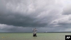 Una escultura de Poseidón se encuentra en el océano antes de la llegada del huracán Milton a Progreso, estado de Yucatán, México, el 7 de octubre de 2024. 