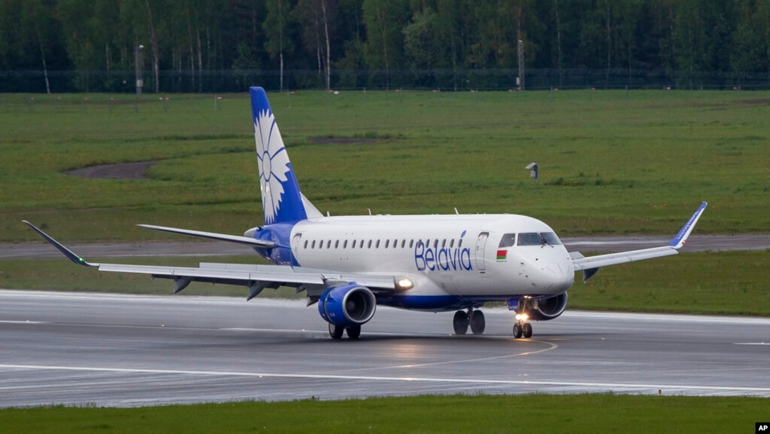 Avion beloruske nacionalne aviokompanije "Belavia" sleće na međunarodni aerodrom u Viljnusu u Litvaniji, 23. maj 2021. (Foto: AP/Mindaugas Kulbis)