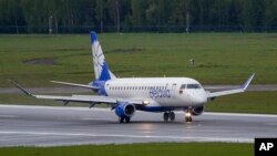 Avion beloruske nacionalne aviokompanije "Belavia" sleće na međunarodni aerodrom u Viljnusu u Litvaniji, 23. maj 2021. (Foto: AP/Mindaugas Kulbis)