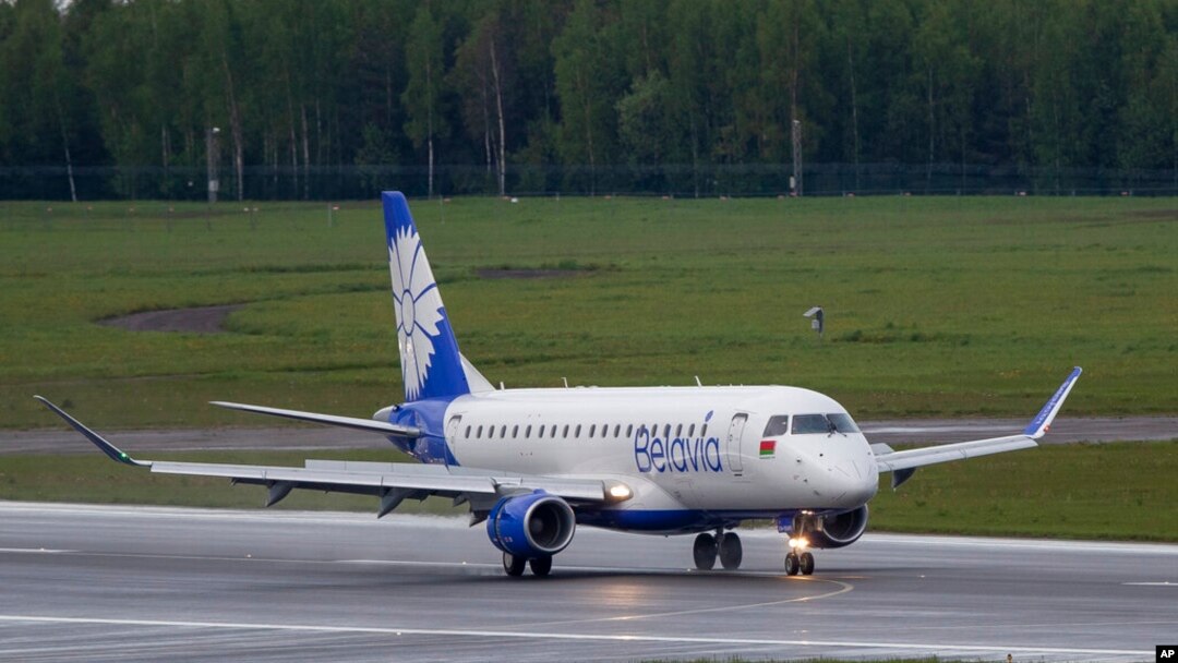 Avion bjeloruske nacionalne aviokompanije "Belavia" slijeće na međunarodni aerodrom u Viljnusu u Litvaniji, 23. maj 2021. (Foto: AP/Mindaugas Kulbis)