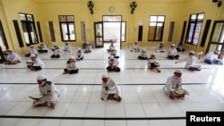 Para siswa Muslim membaca al-Quran dengan memakai masker dan menjaga jarak aman di Pesantren Daarul Qur'an Al Kautsar, Bogor, Jawa Barat (foto: dok). 