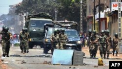 Les forces de l'armée guinéenne patrouillent dans la rue à Conakry, le 22 mars 2020, lors d'un référendum constitutionnel dans le pays.