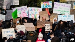 미국 뉴욕주 맨해튼 시청 앞에서 시민들이 빌 드 블라지오 뉴욕 시장의 신종 코로나바이러스 방역 조치에 반대하는 시위를 하고 있다. 블라지오 시장은 코로나 감염 재확산에 따라 모든 공립학교의 대면수업을 중단시켰다. 