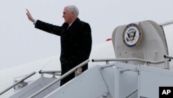 Wapres Mike Pence di pesawat Air Force 2 di Coraopolis, Jumat, 2 Februari 2018.