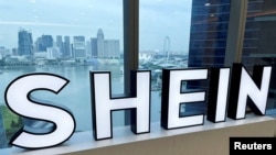 ARCHIVO - El logo de Shein en la oficina de la compañía en el distrito central de negocios de Singapur, el 18 de octubre de 2022. 