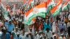 Les partisans du principal parti d'opposition du Congrès indien assistent à une réunion publique à Adalaj, à Gandhinagar, en Inde, le 12 mars 2019.