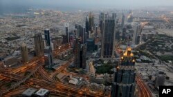 Pemandangan menara jalan raya Shaikh Zayed terlihat dari dek langit gedung tertinggi di dunia, Burj Khalifa di Dubai, Uni Emirat Arab, Sabtu, 29 September 2018. (Foto: AP/Aijaz Rahi)