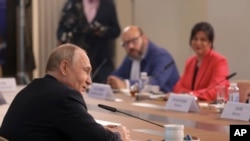 俄羅斯總統普京2024年6月5日在聖彼得堡與國際新聞媒體資深編輯面對面談話。 （美聯社轉發）