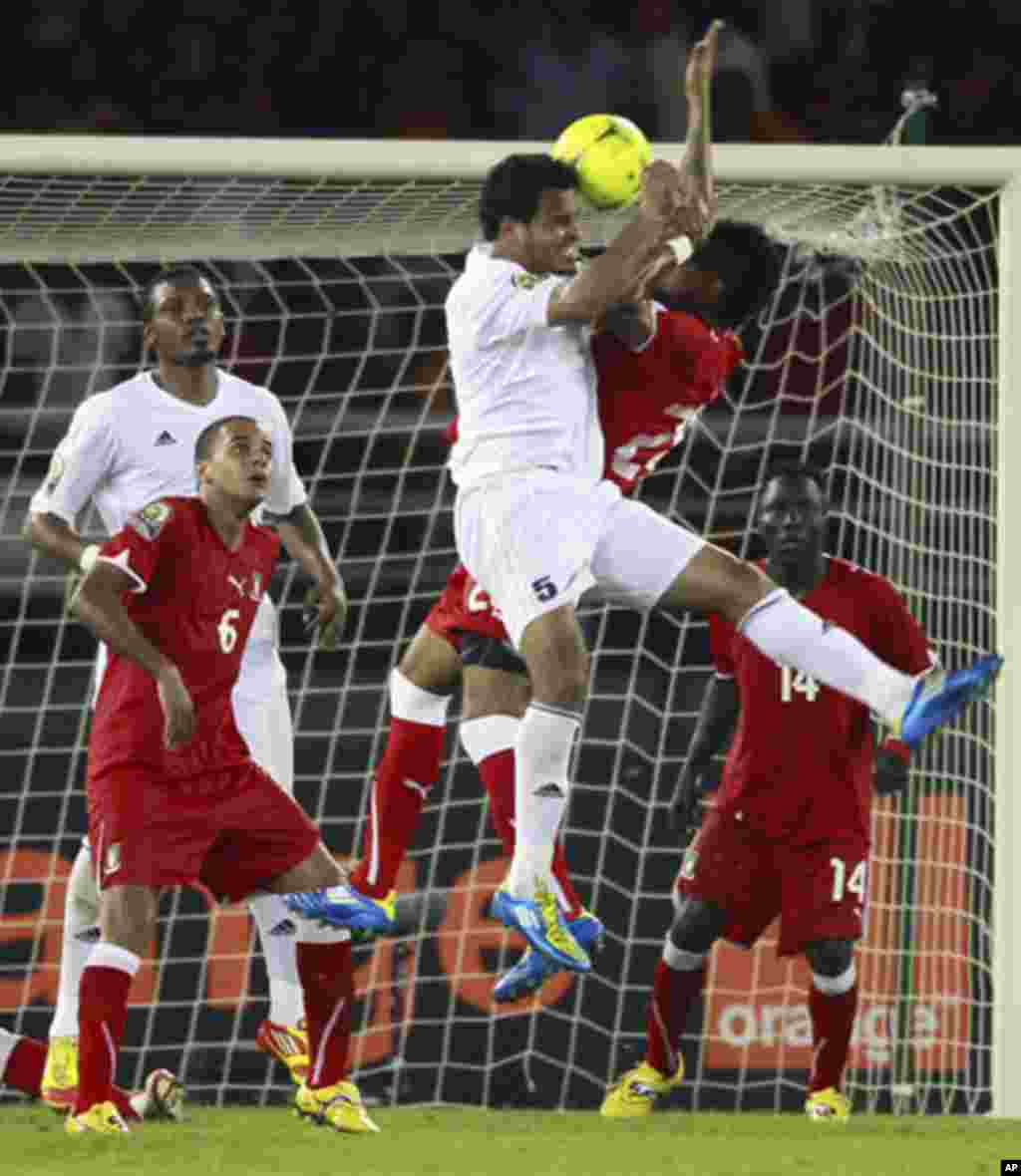 Daniel Ekedo of Equatorial Guinea (2nd R) challenges Ahmed al Alwany of Libya during the opening match of the African Nations Cup soccer tournament in Estadio de Bata "Bata Stadium", in Bata January 21, 2012.