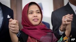 La indonesia Siti Aisyah ofreció una conferencia de prensa en la embajada de Indonesia en Kuala Lumpur, Malasia, el 11 de marzo de 2019.