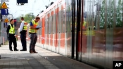 Polisi memeriksa lokasi penikaman di stasiun Grafing dekat Munich, Jerman (10/5). 