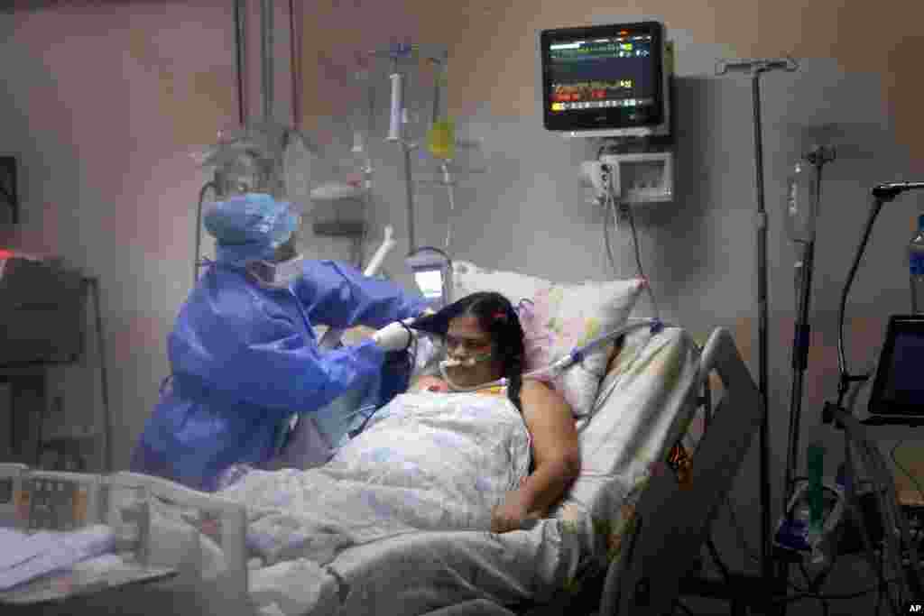 파라과이 산로렌조의 병원 응급실에서 간호사가 신종 코로나바이러스 감염 환자를 돌보고 있다.