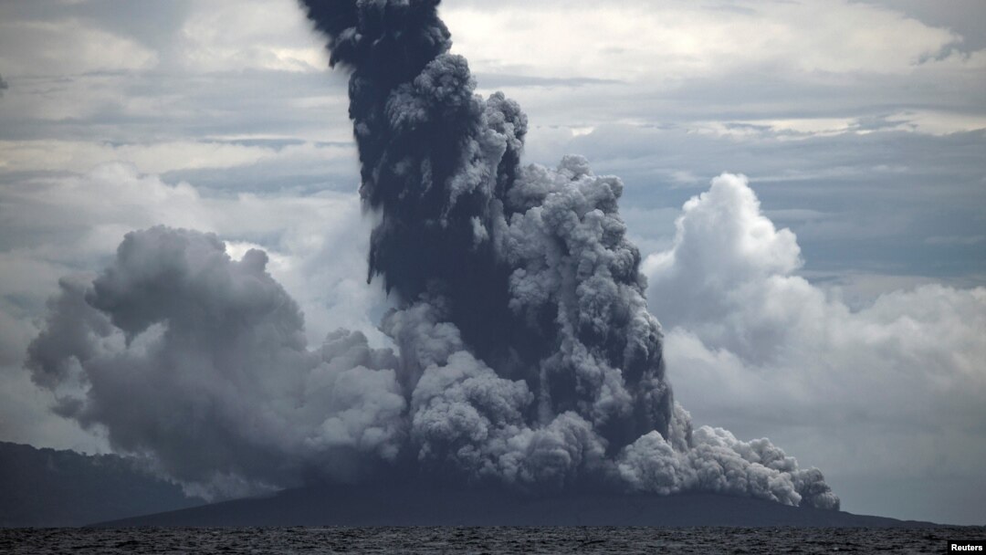 Letusan Gunung Anak Krakatau pada 1 Januari 2019 lalu (Foto: Antara).