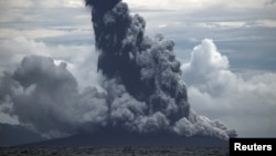 Gunung Anak Krakatau memuntahkan abu vulkanik 1 Januari 2019 (Foto: Antara). 