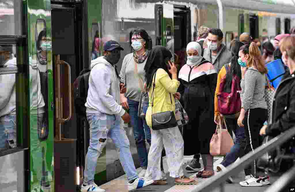 گروهی از مسافران در ایستگاه قطار شهر &#171;اسن&#187; آلمان. در تمامی ایستگاه های آلمان پوشیدن ماسک اجباری شده و پلیس بر این موضوع نظارت دارد. 