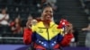 La atleta paralímpica venezolana Clara Fuentes posa al recibir su medalla dorada en los Juegos Paralímpicos de París, en París, el 5 de septiembre de 2024.