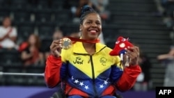 La atleta paralímpica venezolana Clara Fuentes posa al recibir su medalla dorada en los Juegos Paralímpicos de París, en París, el 5 de septiembre de 2024.