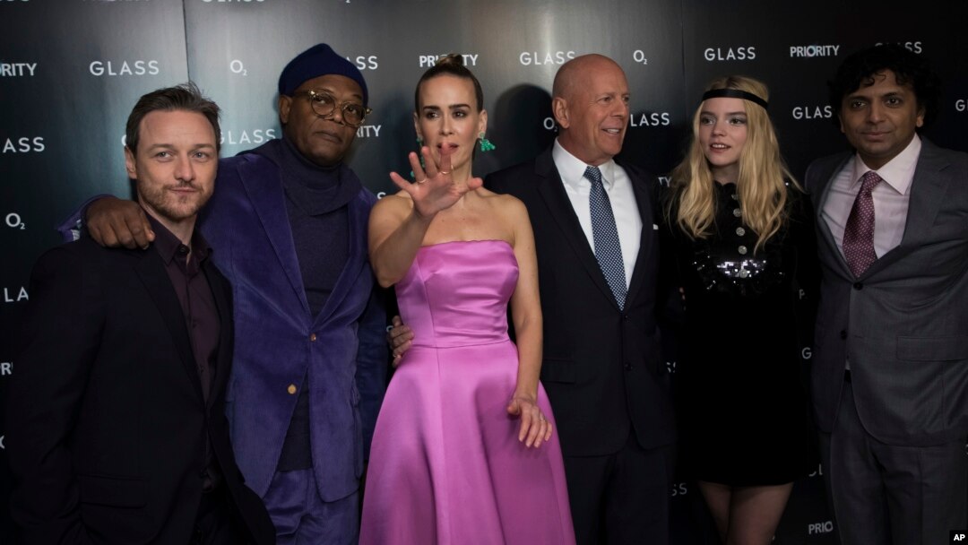 Para aktor film "Glass" bersama sutradara M. Night Shyamalan (kanan) dalam pemutaran perdana di London, Inggris. 