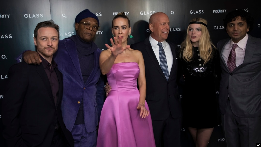 Para artis pendukung film 'Glass' bersama Sutradara M. Night Shyamalan (kanan) saat pemutaran perdana di London, Inggris (9/1).