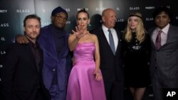 Para artis pendukung film 'Glass' bersama Sutradara M. Night Shyamalan (kanan) saat pemutaran perdana di London, Inggris (9/1).