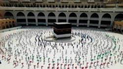 Les pèlerins à La Mecque pour un hajj en mode distanciation sociale