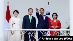 Presiden Joko Widodo, kanan tengah, Ibu Negara Irina Joko Widodo, kanan, Presiden Korea Selatan Moon Jae-in, kiri tengah dan Ibu Negara Kim Jung-Sook di Istana Kepresidenan Bogor, Kamis, (9/11).