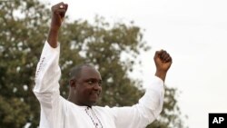 Adama Barrow, candidate de la coalition d'opposition, donnée vainqueur de la présidentielle du 1er décembre 2016, salue ses partisans dans le quartier de Talinding, lors de la campagne électorale dans la banlieue de Banjul, en Gambie, le 29 novembre 2016.