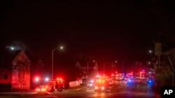 Пожарные и полицейские машины округа Арлингтон рядом с местом взрыва дома в Арлингтоне, штат Вирджиния, 4 декабря 2023 года