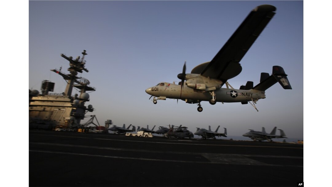 Sebuah pesawat militer AS mendarat setelah selesai dalam misi melawan ISIS di Irak. (Foto: AP)