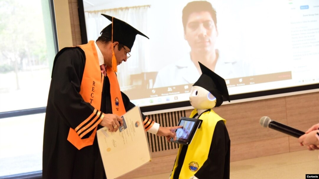 En una ceremonia virtual y con Robot Lied, la Universidad del Magdalena graduó a 13 nuevos médicos en Colombia. Fotos: [Cortesía: Universidad del Magdalena].