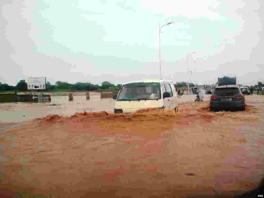 Angola, Luanda. No município de Belas as estradas são atênticas piscinas. A chuva na capital cai desde há uma semana. 29 de Abril 2014