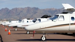 Sejumlah pesawat jet pribadi parkir di Bandara Scottsdale, Arizona, Amerika Serikat, 27 Januari 2015. (Foto: Ross D. Franklin/AP Photo)