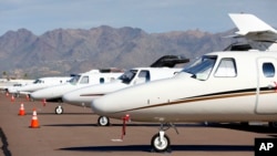 Sejumlah pesawat jet pribadi parkir di Bandara Scottsdale, Arizona, Amerika Serikat, 27 Januari 2015. (Foto: Ross D. Franklin/AP Photo)